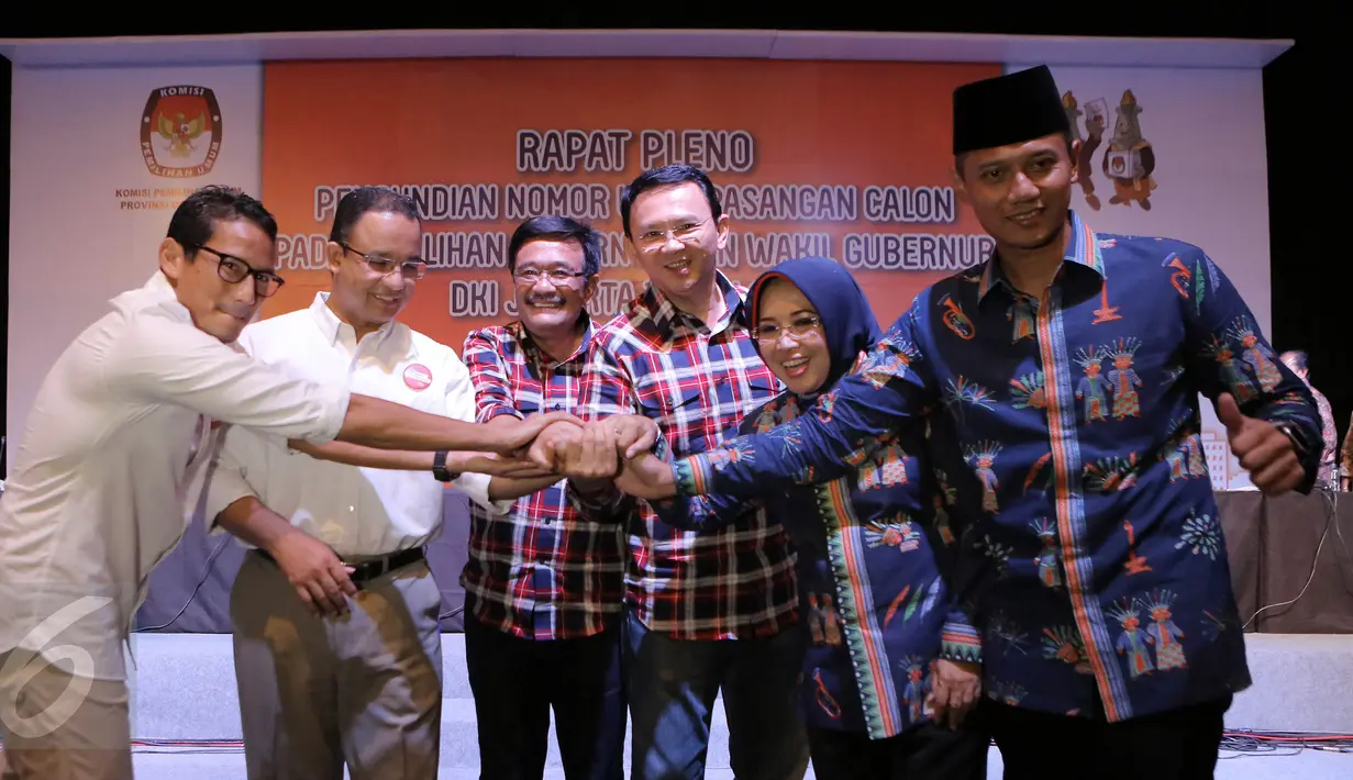 Ketiga pasangan Calon Gubernur dan Wakil Gubernur DKI Jakarta tos bersama usai Rapat Pleno Pengundian Nomor Urut pasangan Cagub dan Cawagub DKI Jakarta, Selasa, (25/10). (Liputan6/JohanTallo)