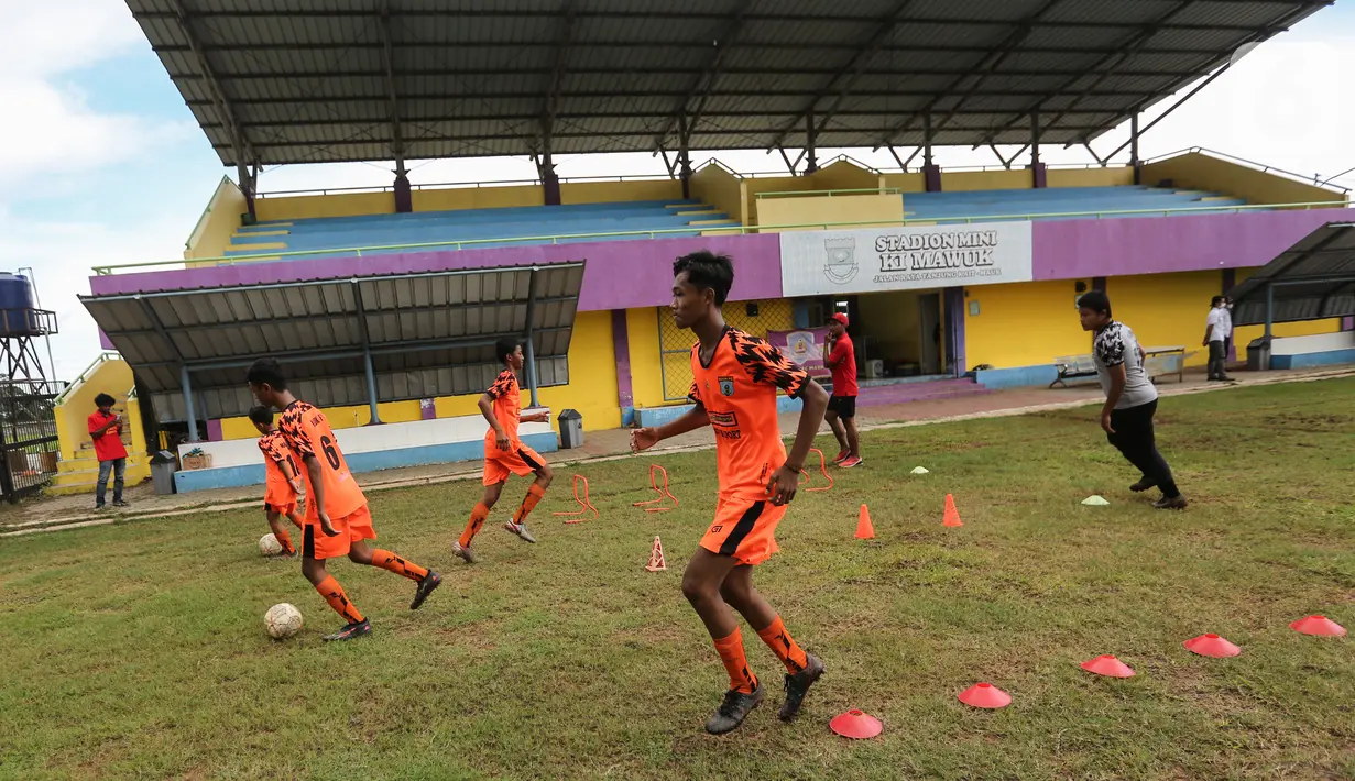 Pemain muda berlatih sepak bola di Stadion Ki Mawuk, Kabupaten Tangerang (21/01/2022). Guna mencetak bibit pemain sepak bola, Kabupaten Tangerang membangun stadion mini di 29 kecamatan yang merupakan bagian program Rencana Pembangunan Jangka Menengah Daerah (RPJMD). (Liputan6.com/Fery Pradolo)