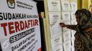 Seorang warga melihat Daftar Pemilih Sementara (DPS) Pemilihan Gubernur dan Wakil Gubernur DKI Jakarta Tahun 2017 di Kantor Kelurahan Kebon Sirih, Jakarta Pusat, Rabu (16/11). (Liputan6.com/Faizal Fanani)