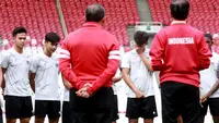 Presiden RI, Joko Widodo pada Sabtu (1/4/2023) sore mengunjungi skuad Timnas Indonesia U-20 di Stadion Utama Gelora Bung Karno (SUGBK) yang gagal tampil di Piala Dunia U-20 2023 seiring pencabutan status Indonesia sebagai tuan rumah. Dalam kesempatan tersebut Presiden Jokowi memberikan semanagat kepada seluruh pemain agar tidak terus menerus larut dalam kekecewaan dan kesedihan. Para pemain pun diberikan kesempatan mengungkapkan keinginan terpendam mereka kepada Presiden Jokowi. Usai bertemu Presiden Jokowi dan melakukan sesi latihan, skuad Timnas Indonesia U-20 pun resmi dibubarkan. (Bola.com/M Iqbal Ichsan)