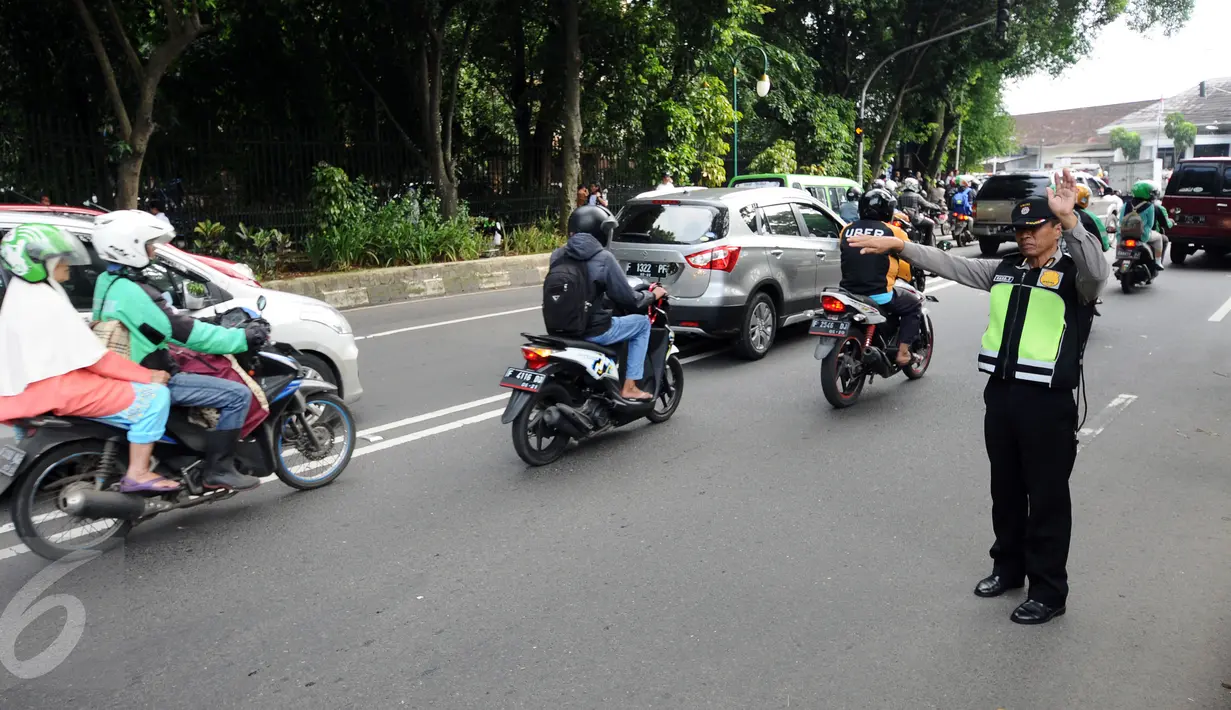 Personel Polisi mengatur arus lalu lintas di sekitar kawasan Istana Bogor, Rabu (1/3). Jelang kedatangan Presiden Joko Widodo dan Raja Arab Saudi, Salman bin Abdulaziz pengamanan Kota Bogor diperketat. (Liputan6.com/Helmi Fithriansyah)