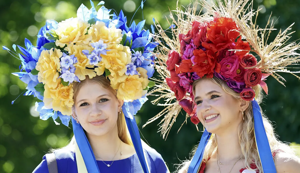 Para peserta balapan berpose pada hari pertama pertemuan pacuan kuda Royal Ascot di Ascot Racecourse, Ascot, Inggris, 14 Juni 2022. (Aaron Chown/PA via AP)