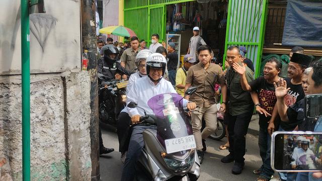 Capres Anies Baswedan kampanye menggunakan motor. Dia menyapa warga di Tanah Merah, Koja, Jakarta Utara, Selasa (28/11/2023).
