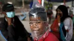 Seorang anak menutupi wajahnya menggunakan kantong plastik saat beraktivitas untuk menghindari terhirupnya abu vulkanik Gunung Sinabung, di Berastagi, Karo, Sumatera Utara, 25 Juni 2015. (REUTERS/Beawiharta)