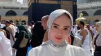 Yuni Shara baru-baru ini mengunggah potret saat melakukan ibadah umroh di Tanah Suci. Ia terlihat makin awet muda berkat jilbab yang ia kenakan. (Liputan6.com/IG/@yunishara36).