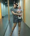 Syahrini menggendong keponakannya yang masih bayi dan sangat lucu. Penyanyi penuh sensasi ini terlihat sangat bahagia ketika menggendong bayi dalam dekapannya, sisi keibuan Syahrini pun muncul. (Galih W. Satria/Bintang.com)