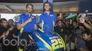 Pebalap MotoGP dari Suzuki Ecstar, Andrea Iannone dan Alex Rins (kanan), duduk di replika motornya saat berada di Cilandak Town Square, Jakarta, Sabtu (18/2/2017). (Bola.com/Vitalis Yogi Trisna)