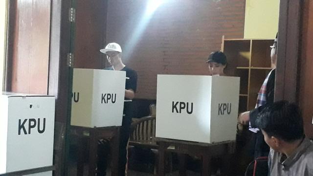 Raffi Ahmad di bilik suara (Liputan6.com/ Zulfa Ayu Sundari)