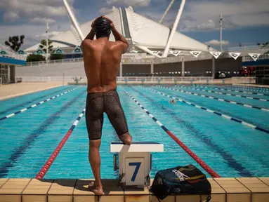 Pengungsi Suriah Ibrahim al-Hussein mengikuti sesi latihan di Olympic Aquatic Center, Athena, Yunani, 2 Juni 2021. Ibrahim al-Hussein mencoba menjadi bagian dari Tim Paralimpiade Pengungsi untuk Paralimpiade Tokyo 2020. (Angelos Tzortzinis/AFP)