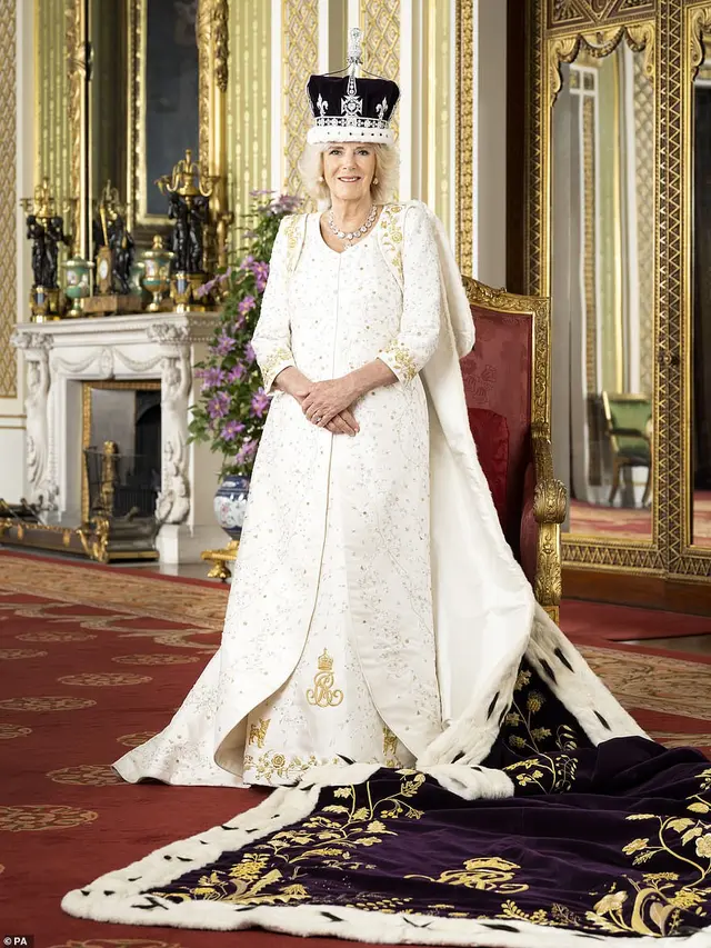 Potret Terbaru Ratu Camila Usai Penobatan Raja Charles III, Pakai Mahkota Milik Ratu Mary (Fotografer: Hugo Burnand/Dokumentasi: The Royal Family)