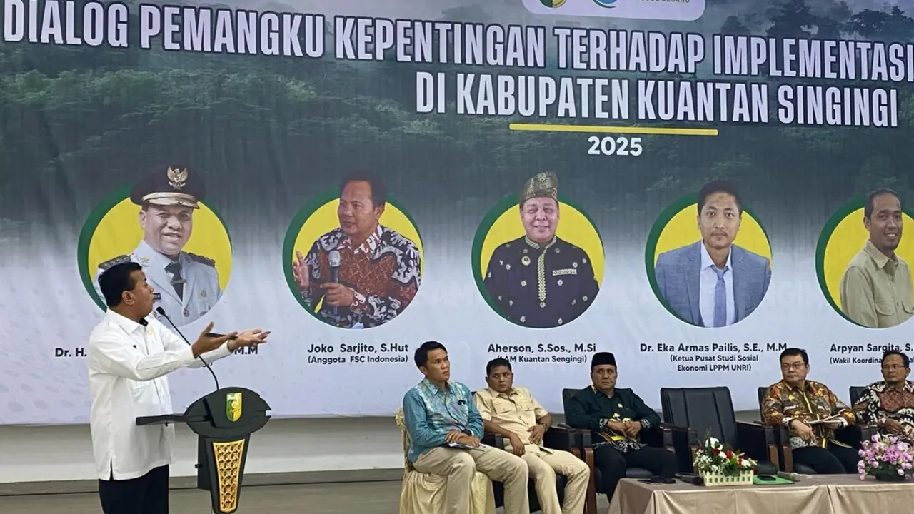 Bupati Kabupaten Kuantan Singingi Suhardiman Amby menjelaskan tentang Perda Adat.