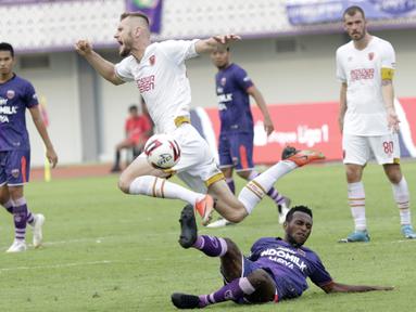Pemain PSM Makassar, Serif Hasic, terjatuh saat berebut bola dengan pemain Persita Tangerang pada laga Shopee Liga 1 di Stadion Sport Center Tangerang, Jumat, (6/3/2020). Kedua tim bermain imbang 1-1. (Bola.com/M Iqbal Ichsan)