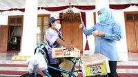 Rangga, bocah SD penjual donat berbincang dengan Khofifah. (Dian Kurniawan/Liputan6.com)