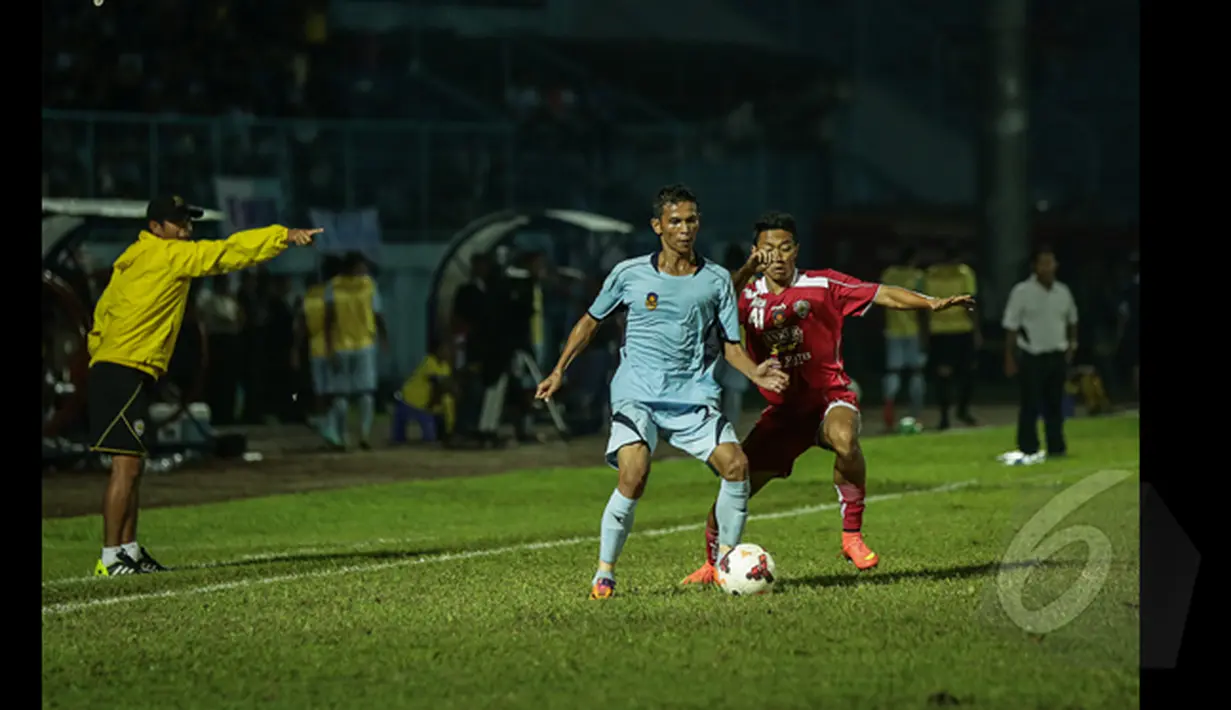 Pemain Persela, Mahyadi Panggabean (kedua dari kiri) berebut bola dengan Pemain Arema Dendy Santoso saat berlaga di SCM Cup 2015, Stadion Kanjuruhan Malang, Selasa (20/1/2015). Arema Cronus menang 2-1 atas Persela Lamongan. (Liputan6.com/Faizal Fanani)