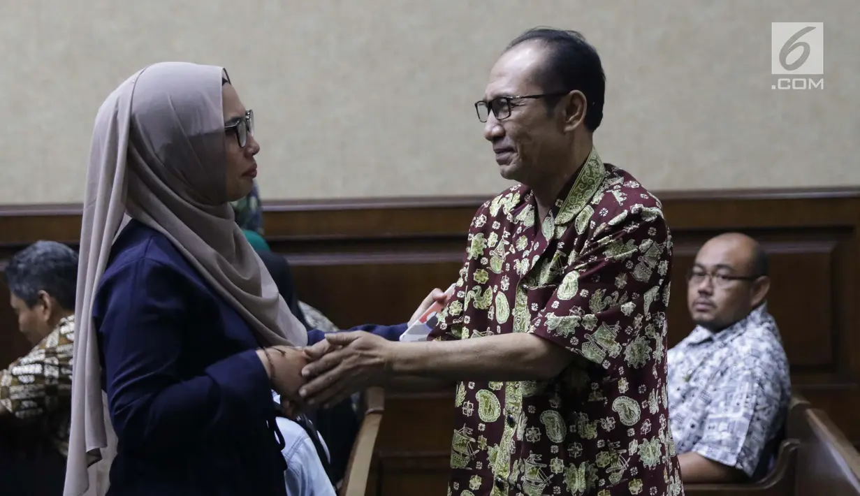 Terdakwa suap putusan perkara perdata yang juga Hakim PN Jakarta Selatan, Iswahyu Widodo (kedua kanan) usai menjalani sidang tuntutan di Pengadilan Tipikor, Jakarta, Kamis (13/4/2019). Irwan dan Iswahyu Widodo diyakini bersalah menerima Rp 150 juta dan SGD 47 ribu. (Liputan6.com/Helmi Fithriansyah)