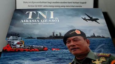 Penampakan buku ‘TNI dan Air Asia QZ8501’ yang diluncurkan Panglima TNI Jenderal Moeldoko di Gedung Media Center, Mabes TNI Cilangkap, Jakarta, Selasa (5/5/2015). (Liputan6.com/Yoppy Renato)