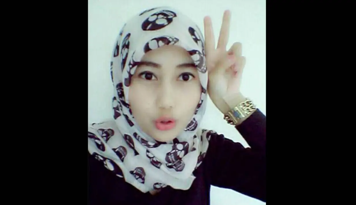 Nurul Habibah, Satpol PP berparas cantik itu memajang fotonya dalam beragam ekspresi. (Facebook.com)