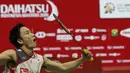 Pebulutangkis Jepang, Kento Momota, saat melawan wakil Denmark, Anders Antonsen, pada laga Indonesia Masters 2019 di Istora, Jakarta, Minggu (27/1). Antonsen menang 21-16, 14-21, 21-16. (Bola.com/M Iqbal Ichsan)