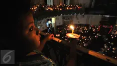 Umat Kristiani menyalakan lilin saat melaksanakan ibadah malam Natal di Gereja Protestan Indonesia Bagian Barat (GPIB) Immanuel, Jakarta, Kamis (24/12). Umat Kristiani merayakan Hari Raya Natal pada 25 Desember. (Liputan6.com/Gempur M Surya)