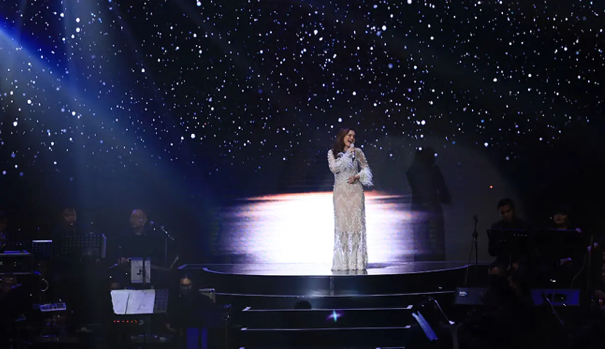 "Saya tadi hampir nangis di atas panggung. Karena pas menyanyikan Ayat-Ayat Cinta baru kali ini ada 4 suara, peyanyi yang terbaik di Indonesia. Merinding, udah mau nangis. Nggak akan terlupakan," ujar Rossa usai tampil. (Deki Prayoga/Bintang.com)