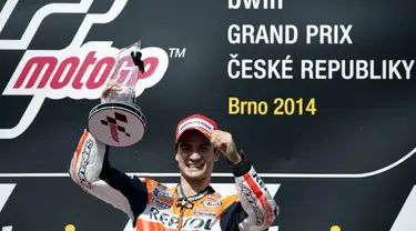 Dominasi Marc Marquez di ajang MotoGP 2014 dihentikan rekan setimnya, Dani Pedrosa, di Sirkuit Brno, Ceko, (17/8/2014). (AFP PHOTO/Michal Cizek)