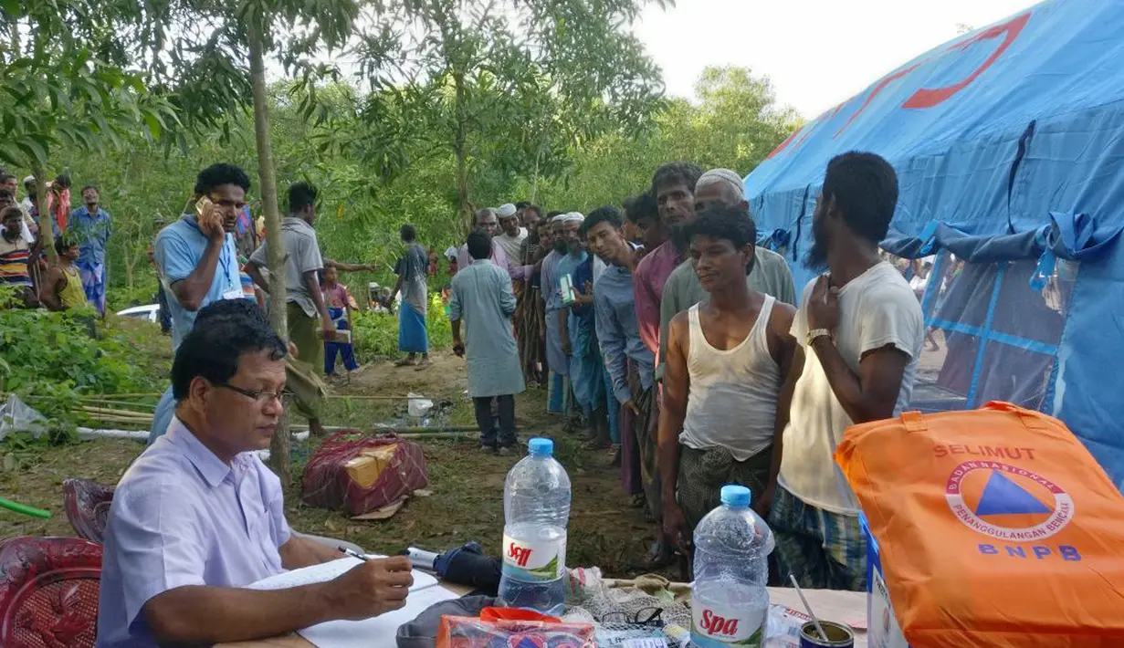 Pengungsi Rohingya mengantre untuk mendapatkan bantuan dari pemerintah Indonesia di kamp Thaingkali Ukhiya, Bangladesh, Kamis, (21/9).  Bantuan lain yang terus didistribusikan adalah makanan siap saji dan family kit. (Foto: KBRI Dhakka)