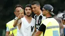 Seorang suporter Juventus berselfie dengan Cristiano Ronaldo selama pertandingan persahabatan antara Juventus A dan tim B, di Villar Perosa, Italia utara, (12/8). Suporter tersebut masuk ke lapangan pada babak pertama. (AP Photo/Antonio Calanni)