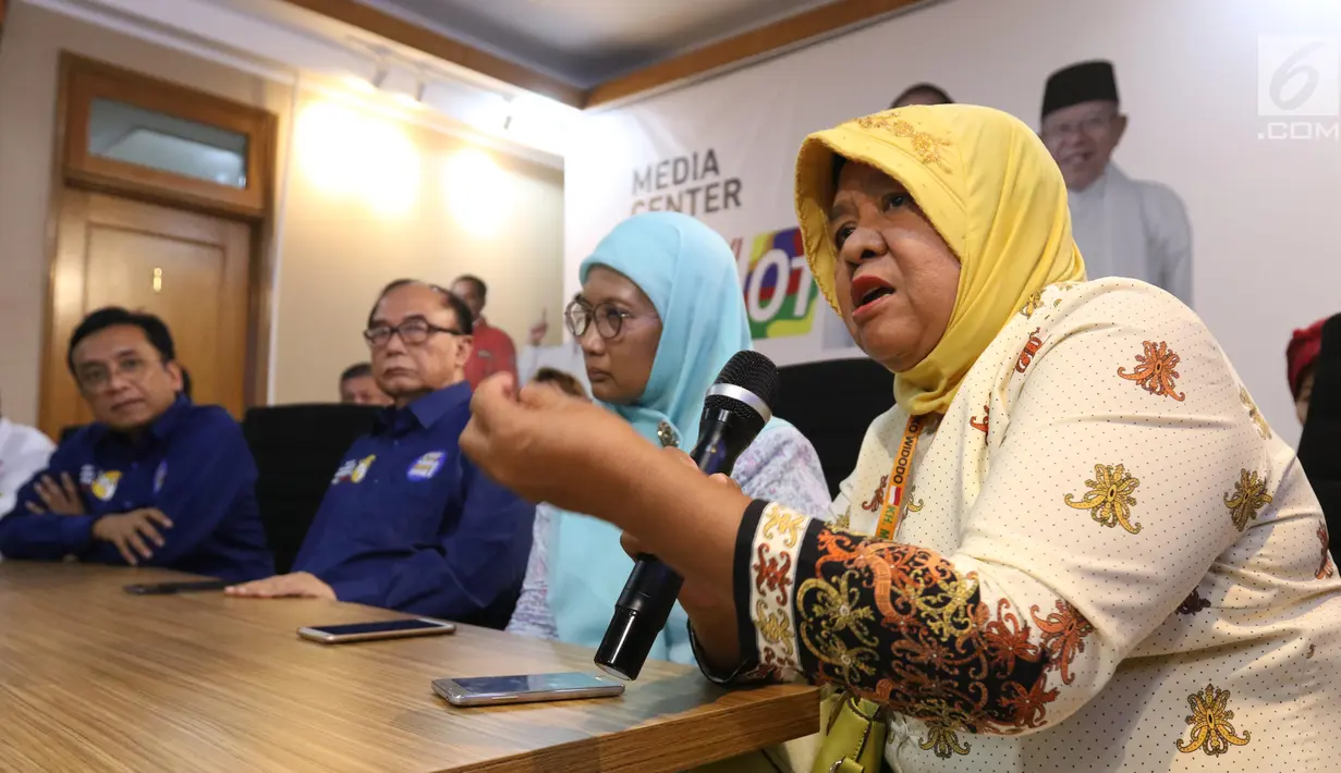 Keluarga korban tragedi Mei 98 saat memberi keterangan dalam focus group discussion (FGD) Tragedi Mei 98 di Jakarta, Jumat (8/2). FGD menceritakan fakta-fakta yang terjadi dalam tragedi 12 Mei 98. (Liputan6.com/Angga Yuniar)