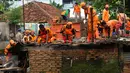 Sejumlah petugas menertibkan bangunan di bantaran Kali Krukut, Petogogan, Jakarta, Rabu (12/10). Program pembenahan Kali Krukut kini jadi prioritas kerja Pemkot Jaksel setelah banjir di kawasan Kemang menjadi sorotan. (Liputan6.com/Gempur M Surya)