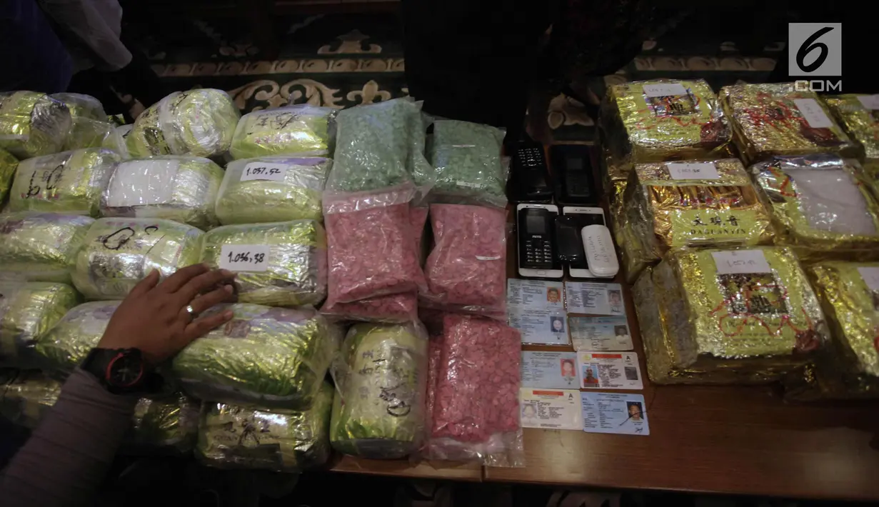Barang bukti narkoba diperlihatkan saat rilis di Kemenkeu, Jakarta, Rabu (7/1). BNN mengamankan 12 orang tersangka berserta barang bukti sebanyak 110,84 kilogram sabu dan 18.300 butir ekstasi. (Liputan6.com/Arya Manggala)