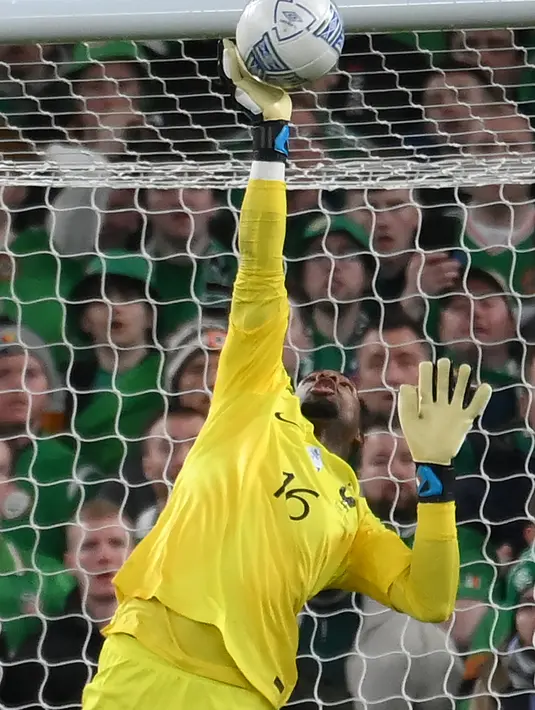 <p>Kiper Timnas Prancis, Mike Maignan berusaha menghalau bola pada laga laga Grup B Kualifikasi Euro 2024 melawan Timnas Irlandia di Stadion Aviva, Dublin, Irlandia, Selasa (28/03/2023) WIB. Les Bleus berhasil meraih kemenangan tipis 1-0. (AFP/Franck Fife)</p>