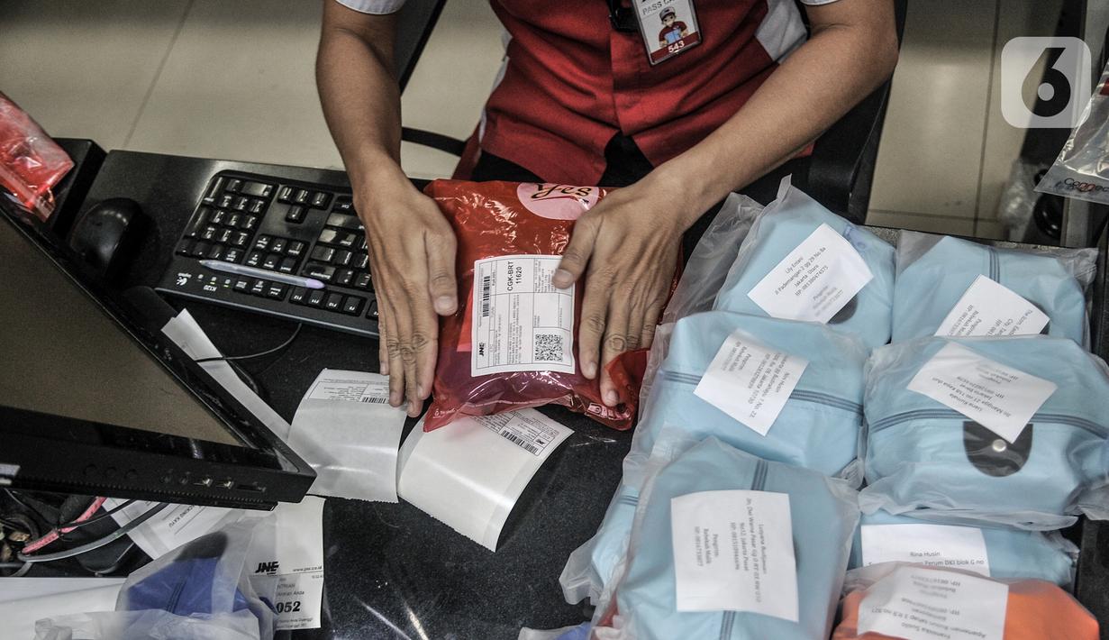 Petugas mengemas barang costumer yang akan dikirim melalui jasa ekspedisi JNE di Tomang, Jakarta, Selasa (29/12/2020). Penggunaan jasa ekspedisi atau kurir meningkat hingga 85 persen selama pandemi COVID-19. (merdeka.com/Iqbal S. Nugroho)