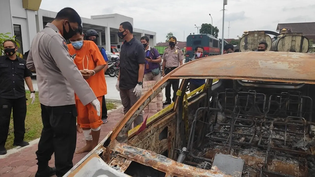 Mobil korban yang dibakar perampok bersenjata api usai menembak korban di jalanan.