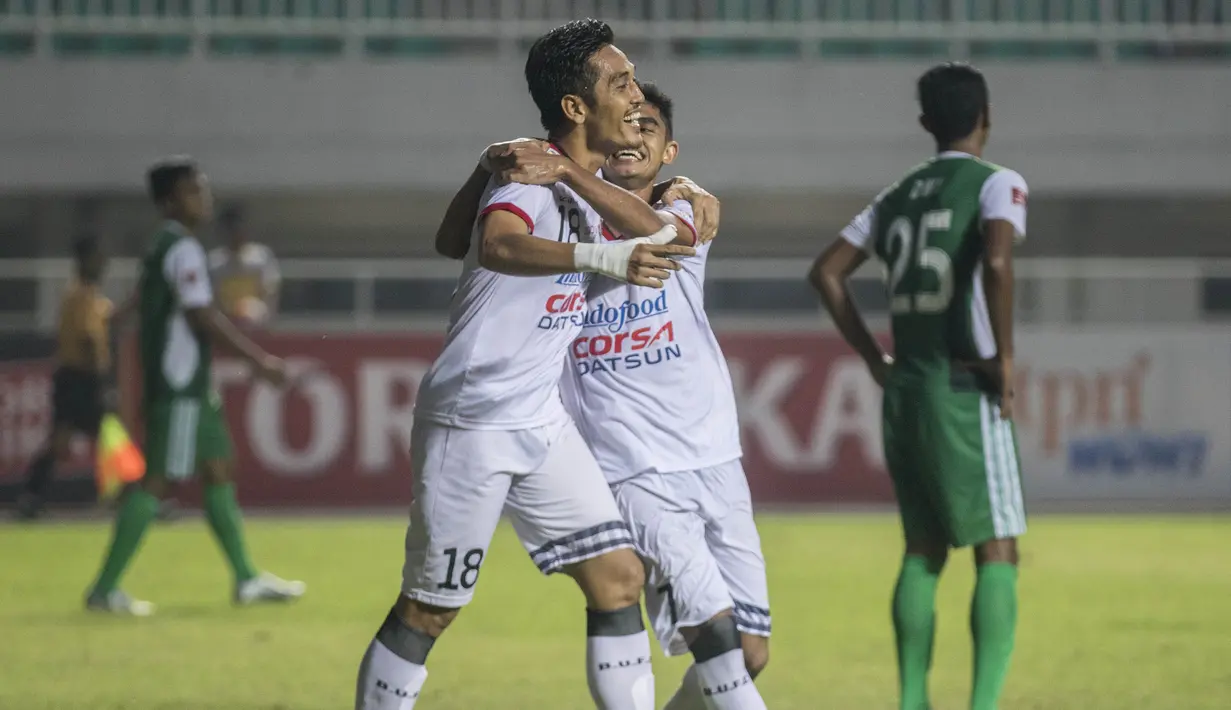 Miftahul Hamdi (kanan) merayakan gol keempatnya dengan memeluk rekannya I Made Adi Wirahadi. (Bola.com/Vitalis Yogi Trisna)