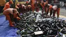 Petugas memusnahkan barang bukti miras dan narkoba di halaman Polsek Palmerah, Jakarta Barat, Senin (14/5). Pemusnahan dilakukan untuk menciptakan suasana kondusif menjelang bulan suci Ramadan. (Liputan6.com/Arya Manggala)