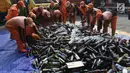 Petugas memusnahkan barang bukti miras dan narkoba di halaman Polsek Palmerah, Jakarta Barat, Senin (14/5). Pemusnahan dilakukan untuk menciptakan suasana kondusif menjelang bulan suci Ramadan. (Liputan6.com/Arya Manggala)