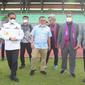 Presiden AMFC Mohammad Alddausari (kedua kanan), meninjau lapangan Stadiun Merdeka Kota Gorontalo, Selasa (28/6/2022). Foto:Kominfo (Arfandi Ibrahim/Liputan6.com)