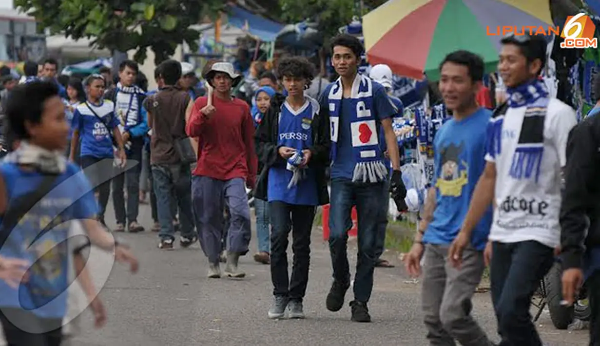 Ribuan viking mulai berdatangan ke Stadion Si Jalak Harupat Bandung untuk menyaksikan laga Persib vs DC United pada Jumat 6 Des 2013.(Liputan6.com/Helmi Fithriansyah)