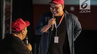 Komika Isman HS (kanan) dan Mo Sidik saat tampil dalam Stand Up for Dummies di Jakarta International Comedy Festival (JICOMFEST) 2019, JIExpo Kemayoran, Jakarta, Minggu (4/8/2019). JICOMFEST 2019 menyedot cukup banyak pengunjung, khususnya pecinta komedi. (Liputan.com/Faizal Fanani)