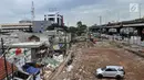 Petugas mengoperasikan alat berat membongkar bangunan permukiman di kawasan Rawa Bunga, Jakarta, Rabu (13/3). Pembongkaran bangunan dilakukan untuk lahan pembangunan  Tol Becakayu seksi 1a rute Casablanca-Cipinang Melayu. (merdeka.com/Iqbal S. Nugroho)