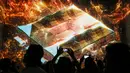 Pengunjung menyaksikan pertunjukan cahaya dalam pameran untuk mempromosikan Piala Dunia 2022 di museum multimedia Qatar Elements, Gorky Park, Moskow, Rusia, Kamis (12/7). (Maxim ZMEYEV/AFP)