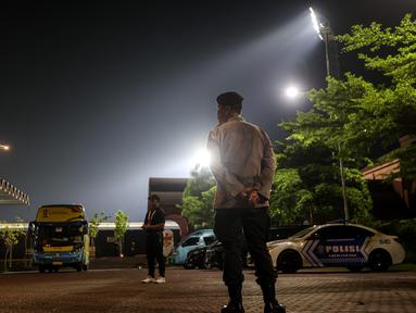 Penjagaan ketat dilakukan oleh petugas keamanan saat Timnas Indonesia U-17 menjalani latihan tertutup  di Lapangan Tot Heil Onzer Ribbenkast (THOR), Surabaya, Rabu (8/11/2023). (Bola.com/Bagaskara Lazuardi)