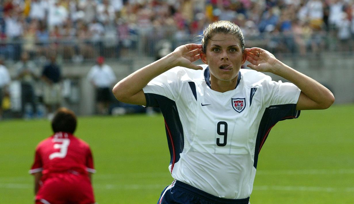 Mia Hamm adalah idola Amerika yang mempersembahkan dua gelar Piala Dunia dan medali emas olimpiade. Mia Hamm terpilih sebagai Pesepakbola Wanita Terbaik Dunia FIFA 2001. (AFP/Don Emert)