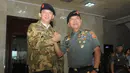 Usai pemasangan baret, Panglima TNI Jenderal Moeldoko dan Gubernur DKI Jakarta Basuki Tjahaja Purnama atau Ahok melakukan salam komando, Jakarta, Jumat (12/12/2014). (Liputan6.com/Herman Zakharia)