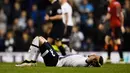 Bek Tottenham, Kyle Walker tertidur lesu dilapangan usai pertandingan liga Inggris melawan West Bromwich Albion di Stadion White Hart Lane, Inggris, (26/4). Tottenham bermain imbang West Bromwich dengan skor 1-1. (Reuters/Tony O'Brien)