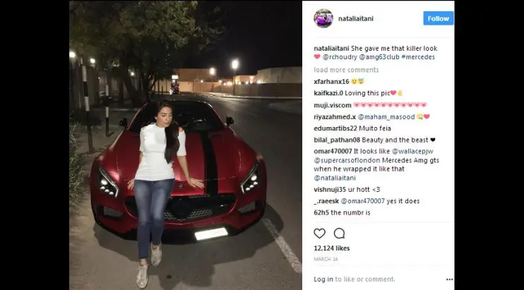 Pose Natalia dengan sebuah mobil dari Mercedes-Benz. (instagram: @nataliaitani)