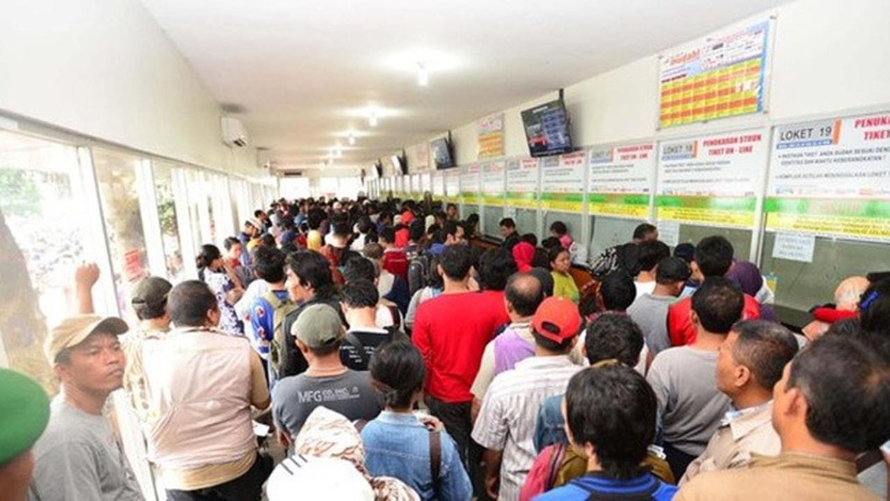 Antrean pembeli tiket kereta mudik.