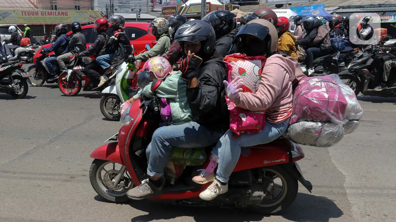 Pemudik Bermotor Lintasi Kawasan Cirebon