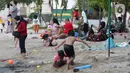 Pengunjung bersama anak-anak menikmati suasana Pantai Indah Taman Impian Jaya Ancol, Jakarta, Kamis (29/10/2020). Libur panjang di masa pemberlakuan PSBB transisi Jakarta dimanfaatkan warga untuk mengunjungi lokasi-lokasi wiisata. (Liputan6.com/Helmi Fithriansyah)