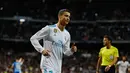 Penyerang Real Madrid, Cristiano Ronaldo melakukan selebrasi usai mencetak gol ke gawang Malaga pada lanjutan La Liga Spanyol di stadion Santiago Bernabeu di Madrid, (25/11). Gol Ronaldo mengantarkan Madrid menang tipis 3-2. (AP Photo / Francisco Seco)